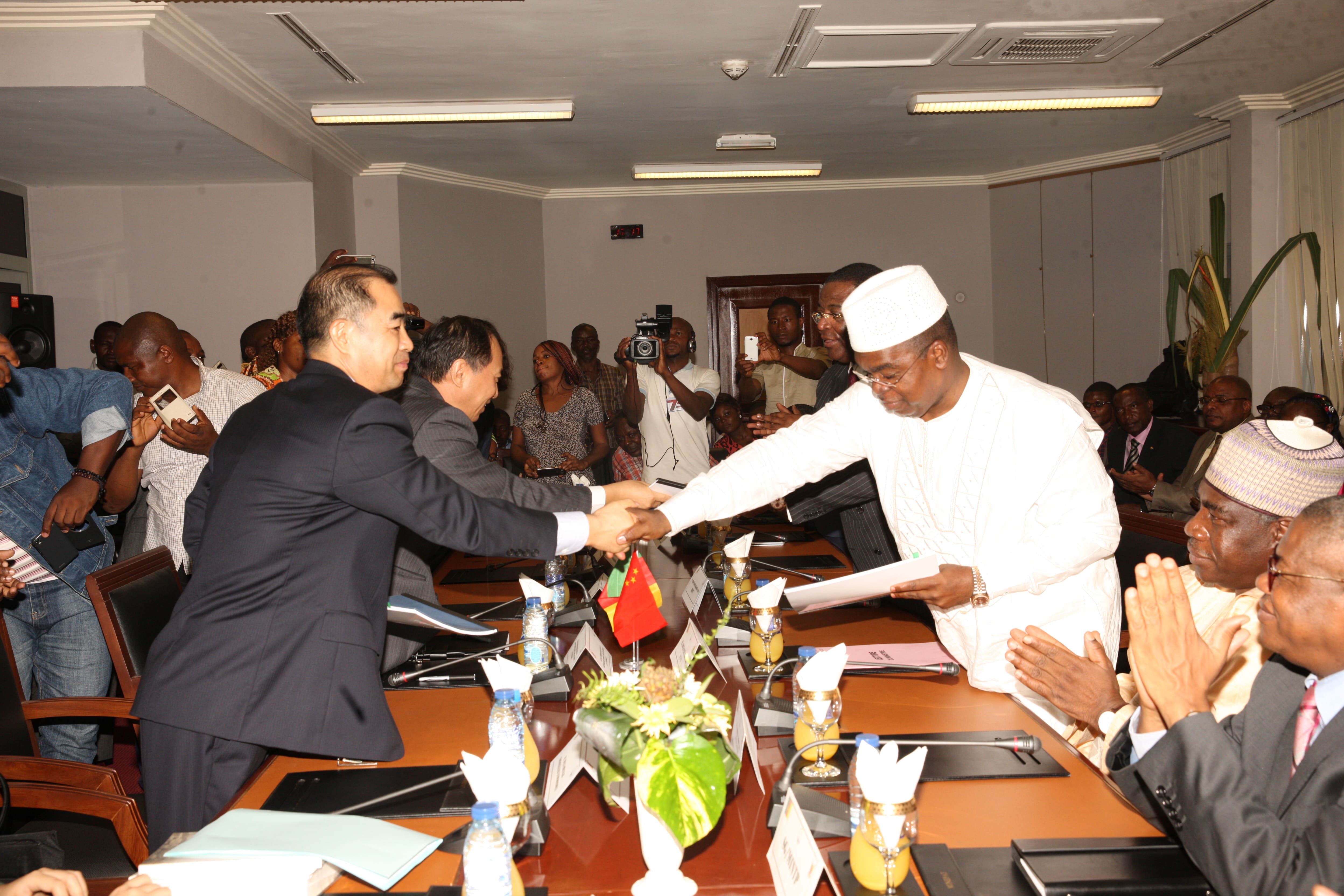 Yaoundé - 05 avril 2017 : signature accord de financement de la Phase II entre le Ministre camerounais de l’Économie (MINEPAT) et l'Ambassadeur de Chine au Cameroun