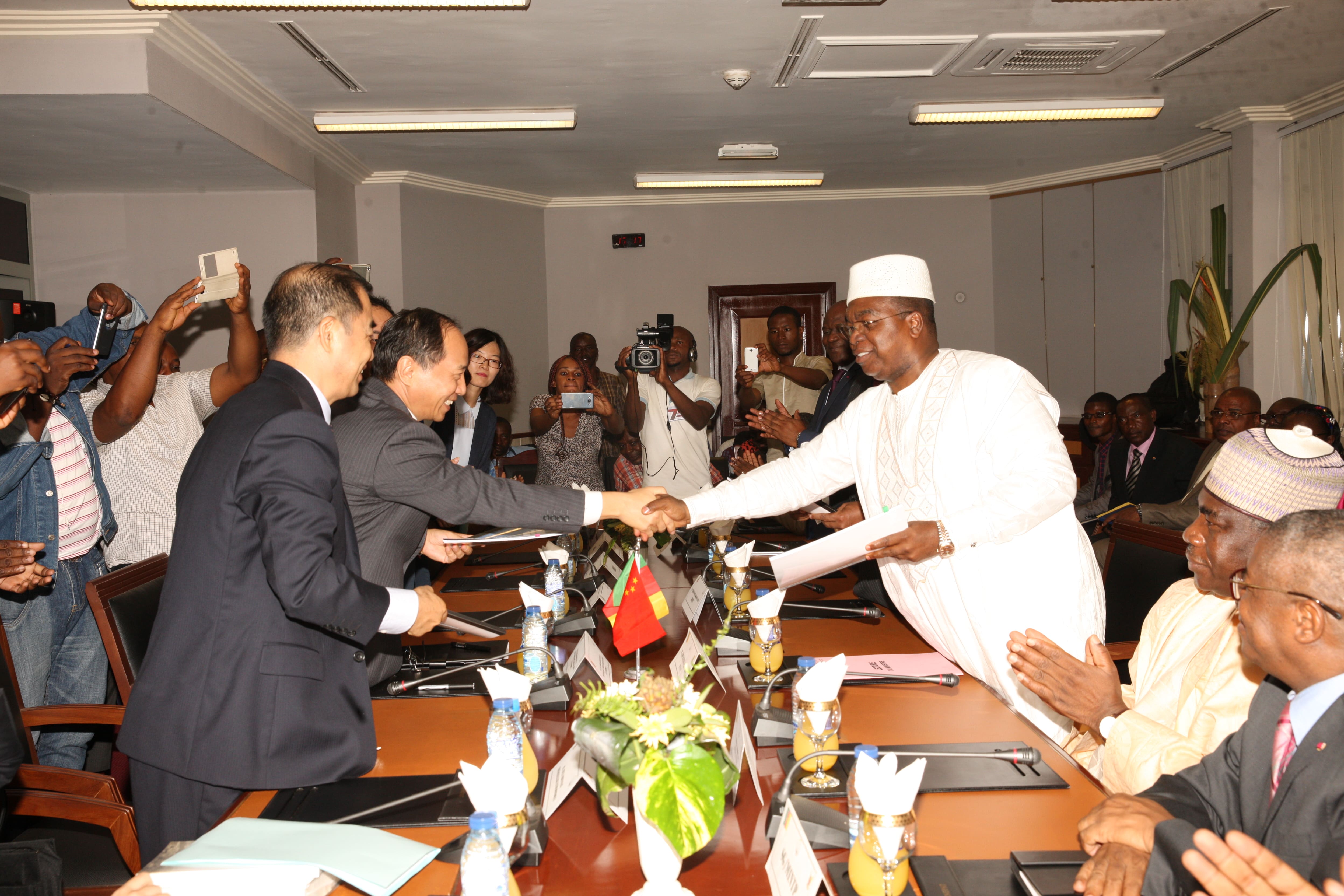Yaoundé - 05 avril 2017 : signature accord de financement de la Phase II entre le Ministre camerounais de l’Économie (MINEPAT) et l'Ambassadeur de Chine au Cameroun