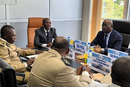 Le Secrétaire d’État, Ministre des Mines, de l’industrie et du Développement Technologique par intérim Pr Fuh Calistus Gentry a présidé le 18 Avril 2023, une séance de travail à la Direction Général du Port Autonome de Kribi.