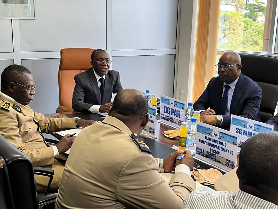 Le Secrétaire d’État, Ministre des Mines, de l’industrie et du Développement Technologique par intérim Pr Fuh Calistus Gentry a présidé le 18 Avril 2023, une séance de travail à la Direction Général du Port Autonome de Kribi.