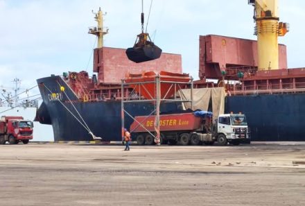 EXPLOITATION DU TERMINAL POLYVALENT : 9000 MTS DE PETCOKE MANUTENTIONNES EN 48 H