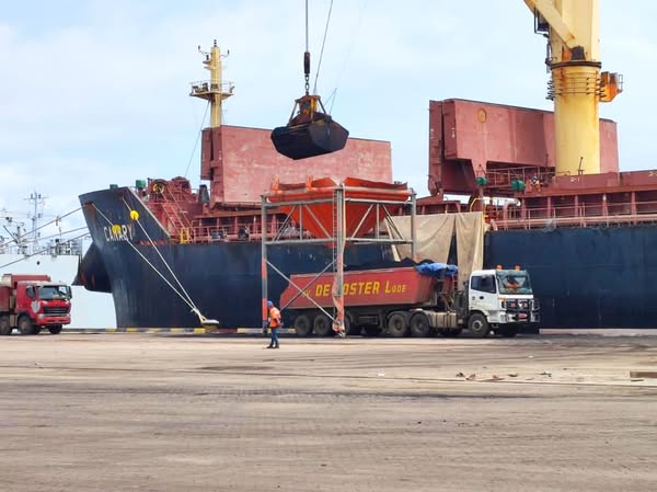EXPLOITATION DU TERMINAL POLYVALENT : 9000 MTS DE PETCOKE MANUTENTIONNES EN 48 H