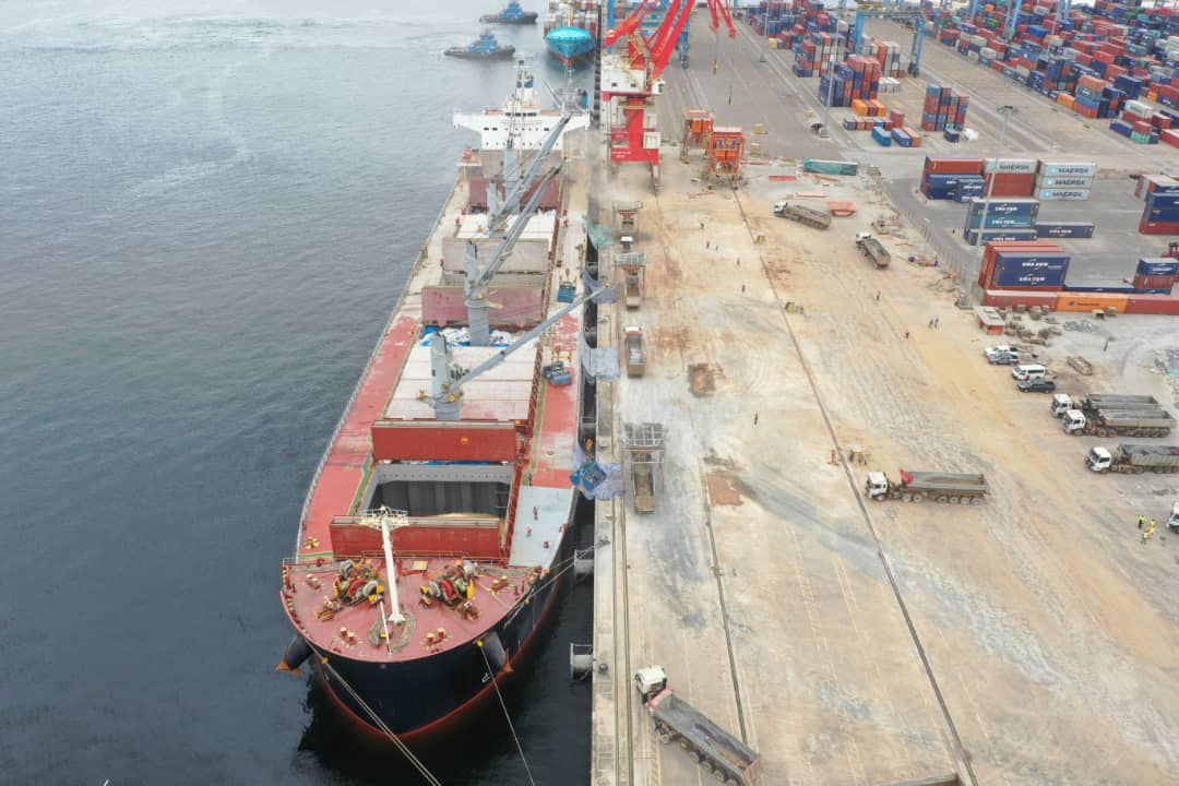 Calcaire, charbon et gypses en cours de manutention au port de Kribi