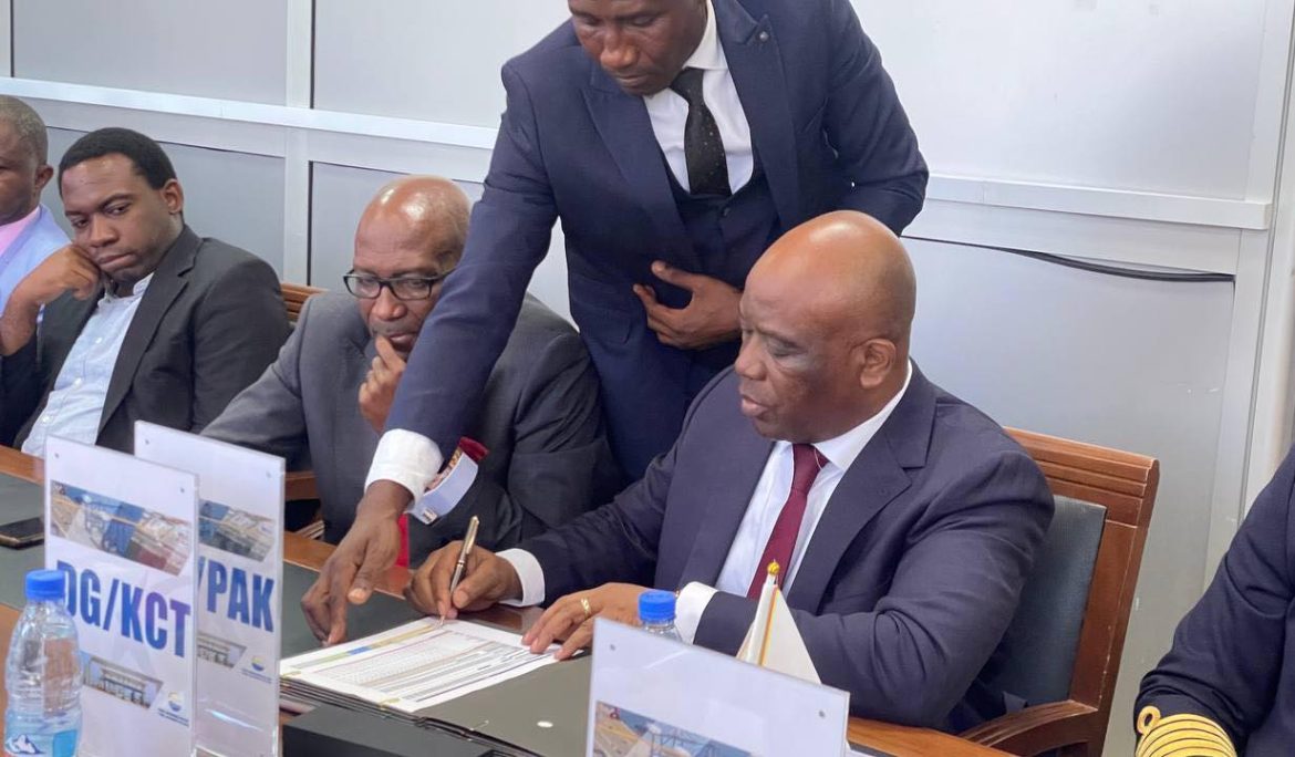 La signature d’un avenant au contrat de concession pour le développement et l’exploitation du terminal à conteneurs du port de Kribi.