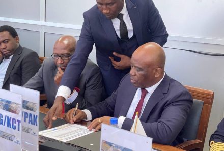 La signature d’un avenant au contrat de concession pour le développement et l’exploitation du terminal à conteneurs du port de Kribi.