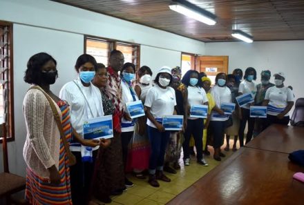 Les femmes du PAK agissent pour l’assainissement et la sécurité au marché de poisson de Mboa Manga