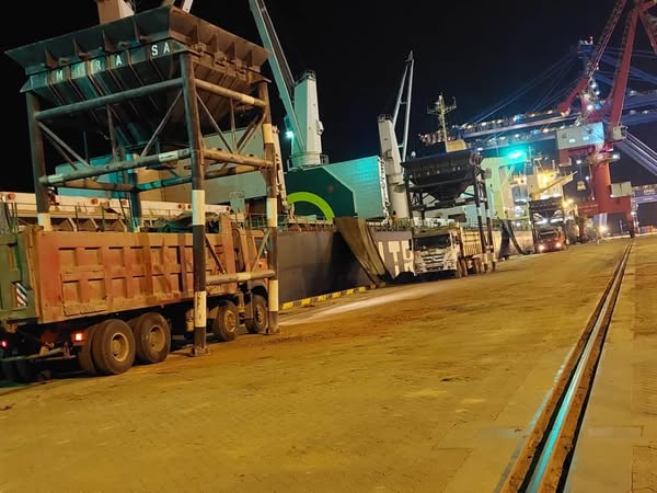 Le clinker désormais déchargé au Port de Kribi.