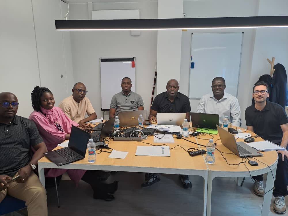 Du 4 au 7 novembre 2025, une délégation du Port Autonome de Kribi (PAK) a pris part à une formation pratique sur GeoServer Niveau II – PostGIS à Valence, en Espagne. Dispensée par Prodevelop/TW Micronics, cette session a permis de renforcer les compétences techniques des participants en matière d’administration et d’exploitation du serveur cartographique GeoServer, pierre angulaire du Système d’Information Géographique (SIG) du PAK.