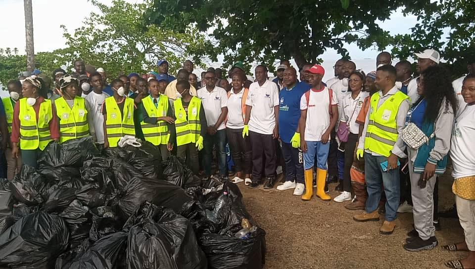 Face à la montée des déchets plastiques, le Port Autonome de Kribi a mené une vaste opération de nettoyage sur les plages de Ngoyé, Mboa-Manga et Mboro, réaffirmant son rôle de port responsable et protecteur de l’environnement.