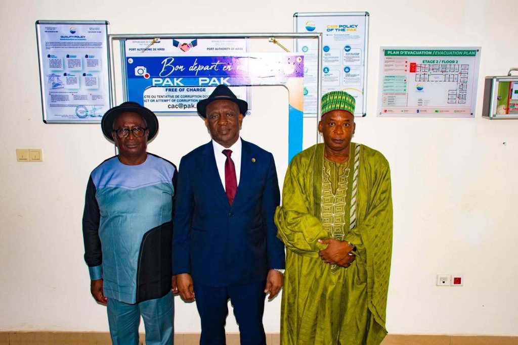 Le 25 juin 2026, le Port Autonome de Kribi (PAK) a organisé une cérémonie d'hommage en l'honneur de Mme NGOUE Sophie Henriette, du Dr BINZOULI MBVOUM Jean Jacques et de M. DAOUDA IBRAHIM, saluant des parcours professionnels exemplaires et leur contribution au développement de l'entreprise portuaire.