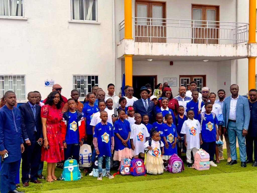 Le 27 août 2026, plus d’une cinquantaine d’enfants de collaborateurs disparus du PAK ont reçu des kits scolaires lors d’une cérémonie présidée par le Directeur Général. Une initiative qui traduit l’engagement de l’entreprise en faveur de la solidarité, de la fraternité et de l’accompagnement des familles.